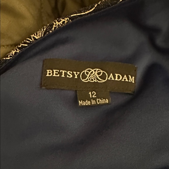 Betsy & Adam Navy and Gold Gown
GWEN" LONG ONE SHOULDER WRAP FOIL FLOWER DRESS - Picture 3 of 6